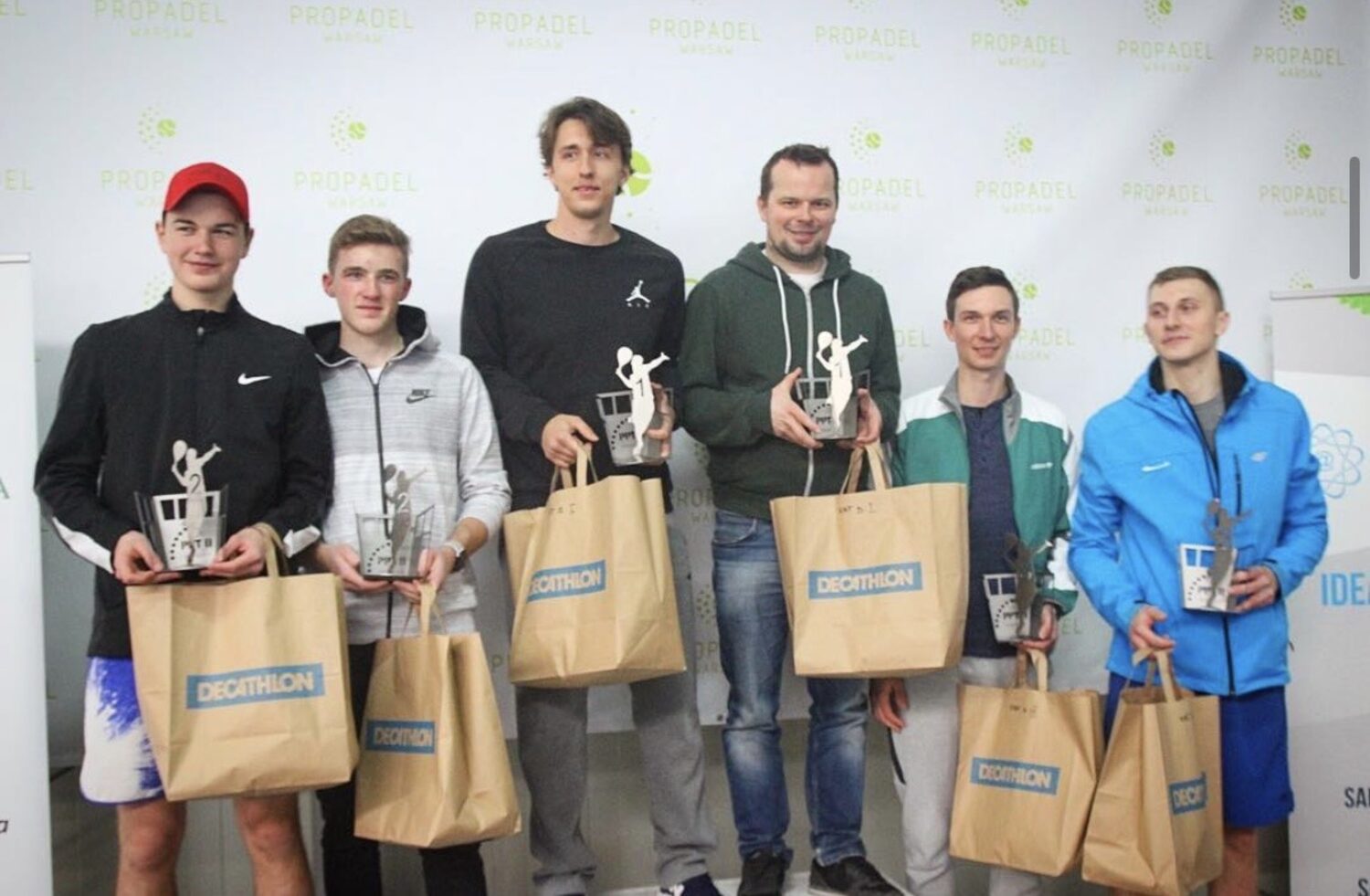 Dekoracja Polish Padel Tour - Piotr Rozmus i Adam Choroś z trofeami