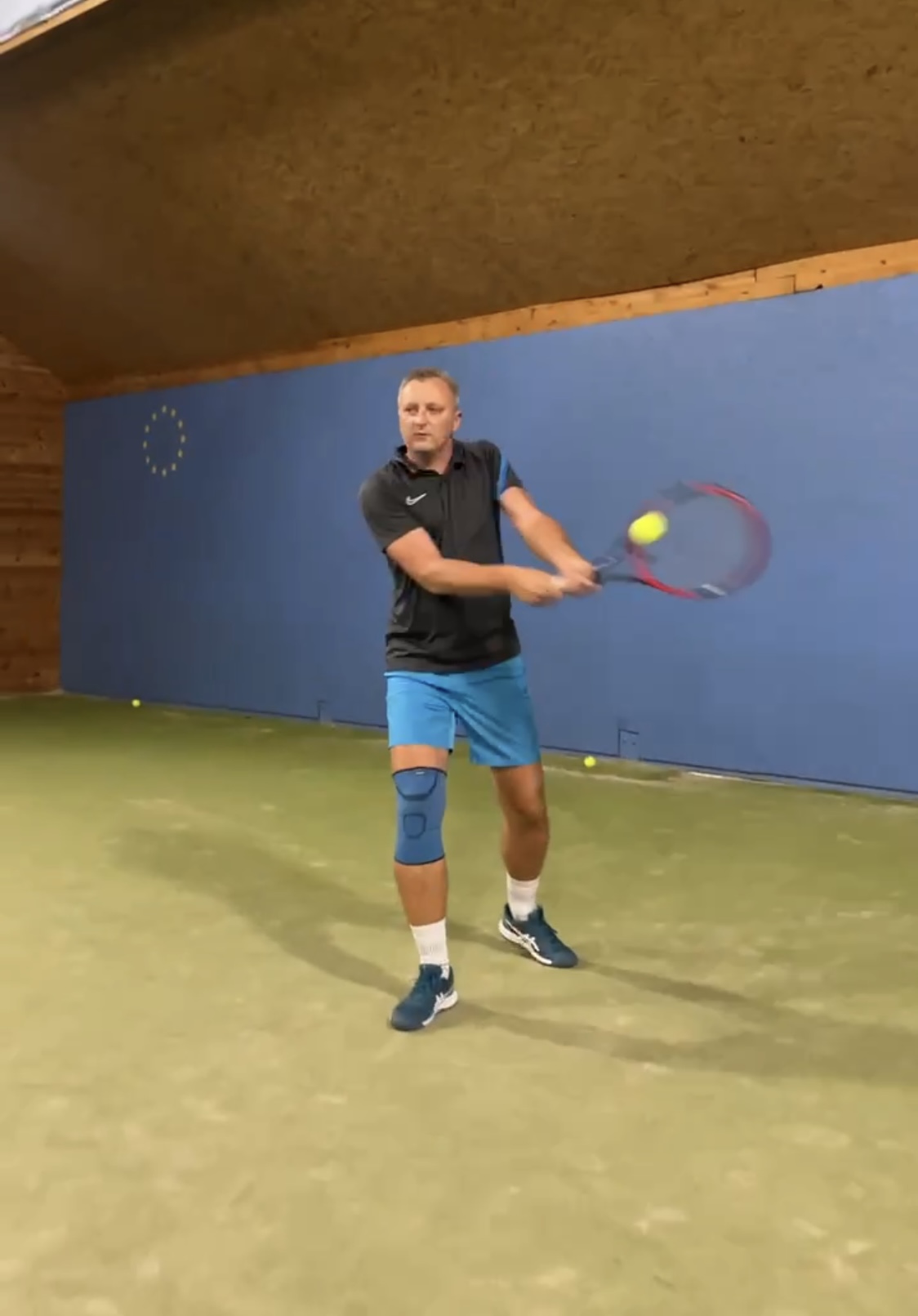 Tenisista uderza bekhend oburacz na treningu tenisa w Legionowie - Level-Up