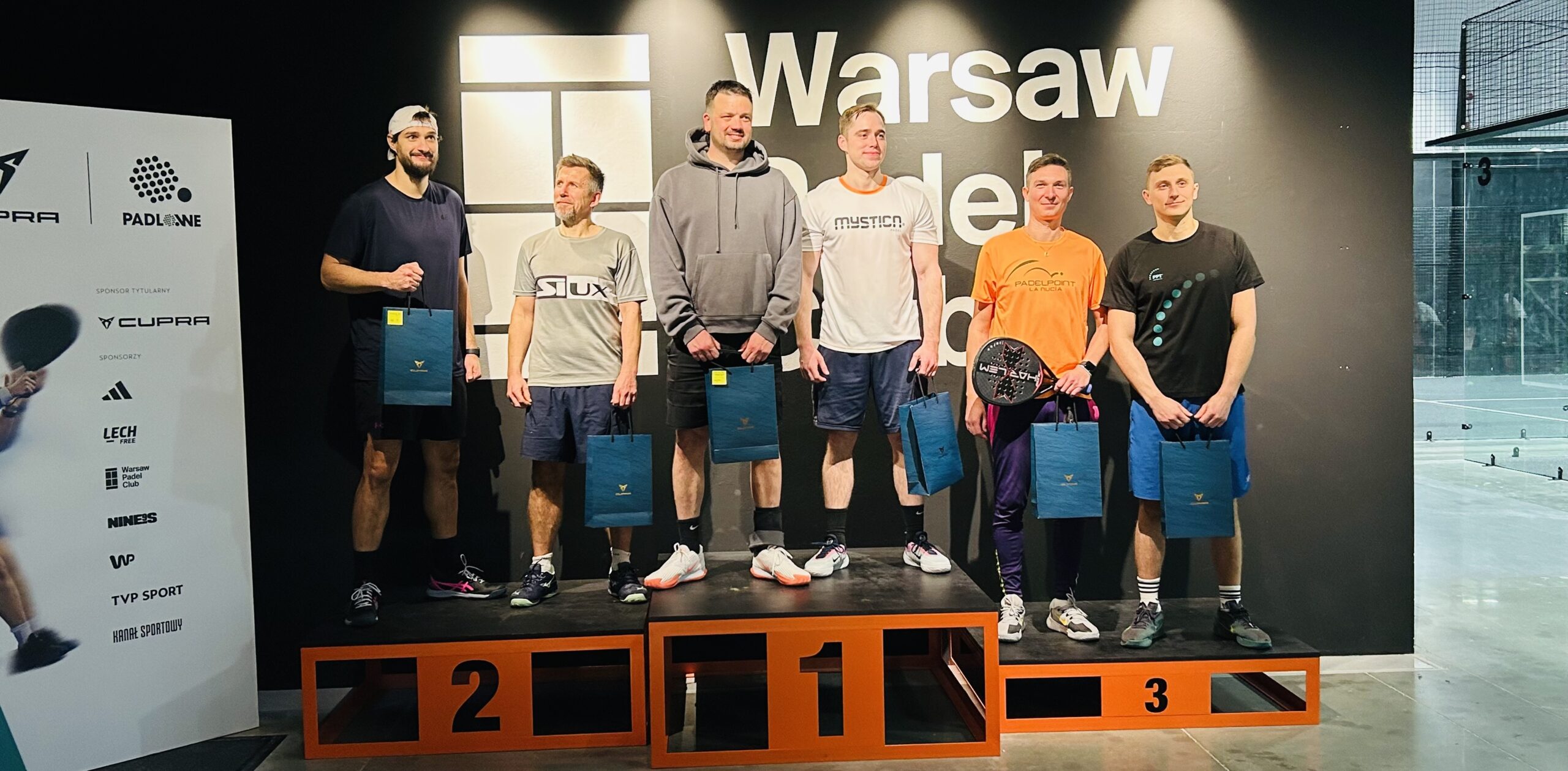 Zawodnicy na podium turnieju padla w Warsaw Padel Club - trener padla Piotr Rozmus, Level-Up Legionowo