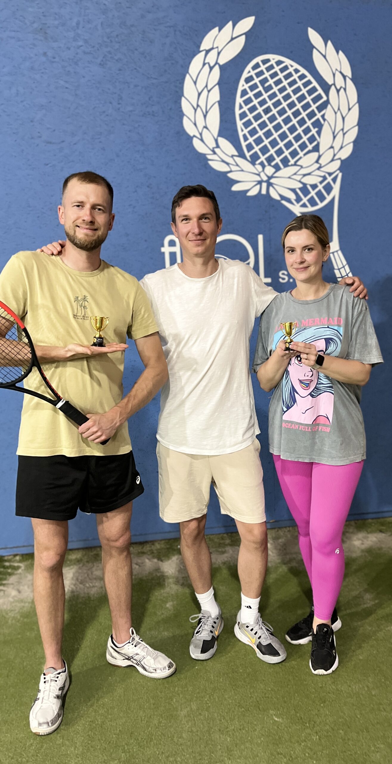 Uczniowie Level-Up z pucharami po turnieju tenisa w Legionowie, hala ATOL